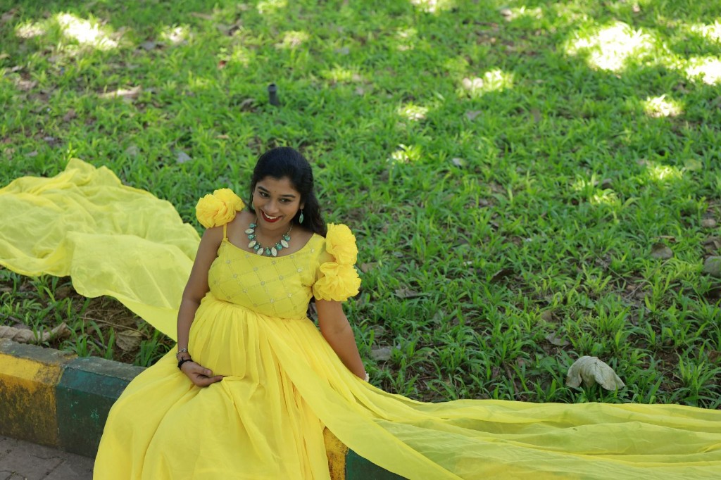 Maternity portrait on a garden curb, Usha Photo Studio